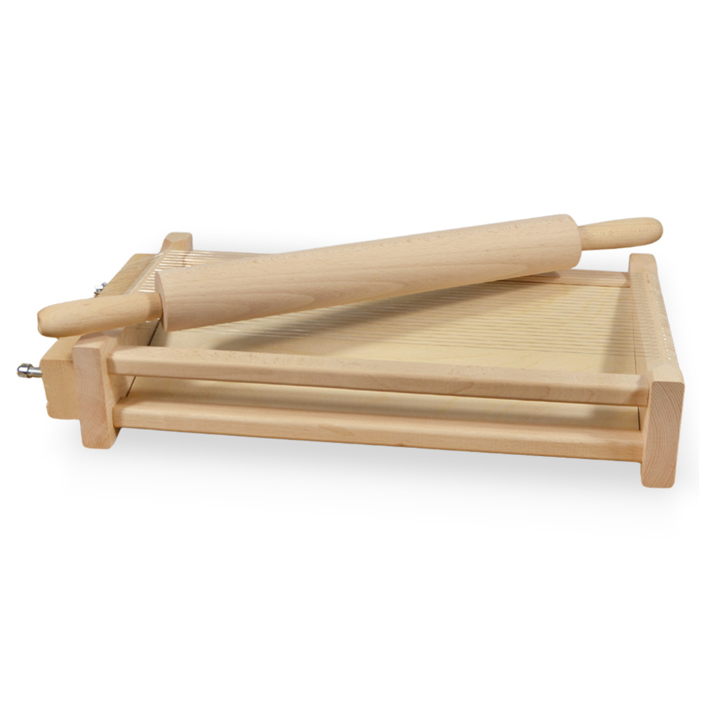 Chitarra tagliapasta telaio con mattarello girevole.