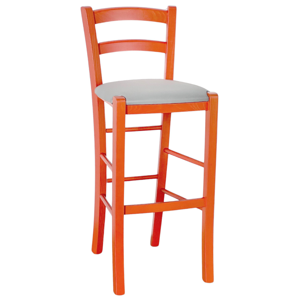 Sgabello alto in legno arancione h 73 cm con seduta similpelle grigio chiaro.
