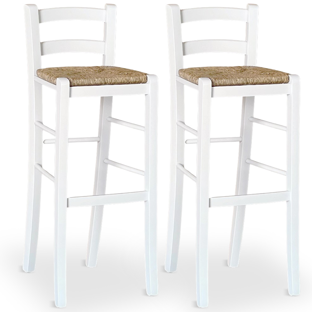 Coppia di sgabelli alti 80 cm in legno bianco con schienale e seduta in paglia.