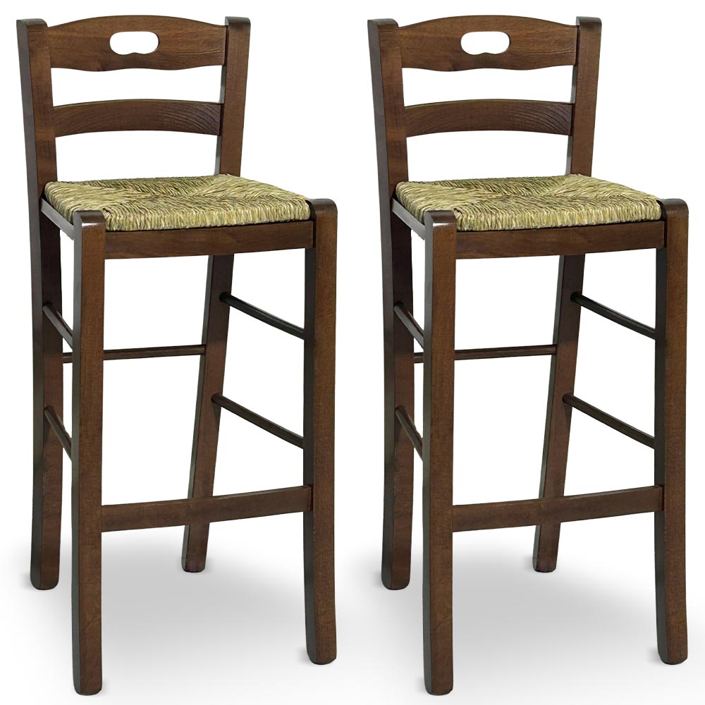 Set da 2 sgabelli in legno noce scuro h 66 cm con manico con seduta in paglia.